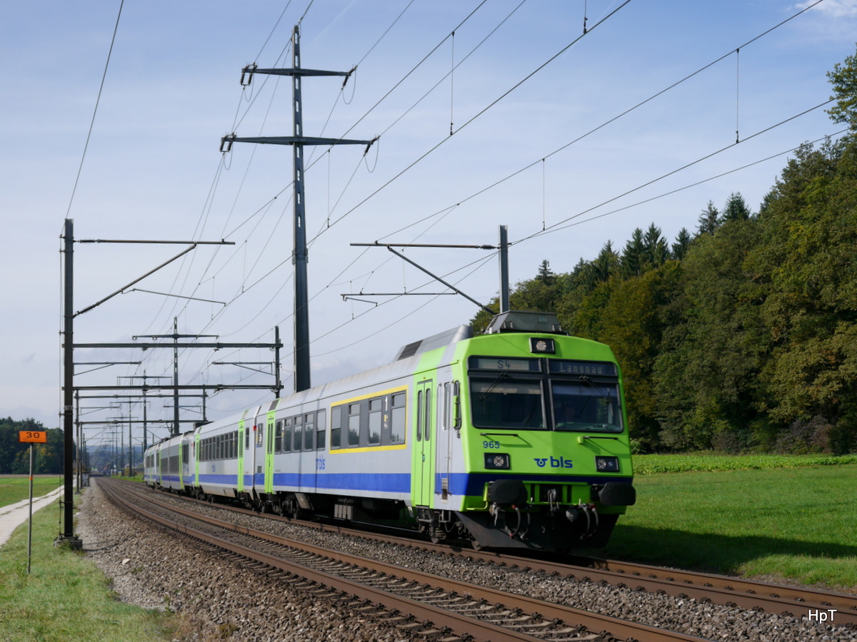BLS - Regio nach Langnau unterwegs bei Lyssach mit dem Steuerwagen ABt 50 85 80-35 965 an der Spitze des Zuges am 05.10.2015