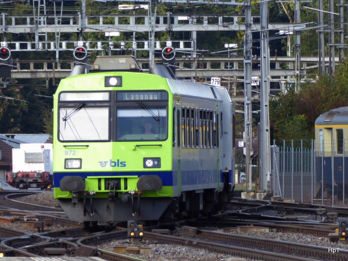 BLS - Regio nach Langnau beim überqueren des Bahnhofsareal in Burgdorf an der Spitze des Zuges der Steuerwagen ABt 50 85 80-35 972-9 am 04.10.2015