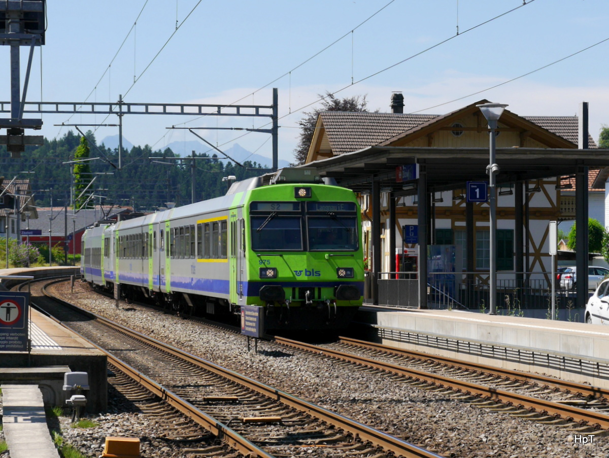 BLS - Regio nach Langnau unterwegs im Bahnhof von Zäziwil am 30.07.2016