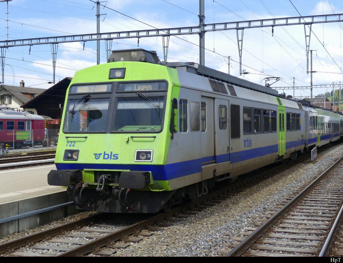 BLS -  Regio nach Laupen am Schluss der Schiebende Triebwagen  RBDe 4/4  565 722-6 im Bhf. Langnau am 04.05.2022