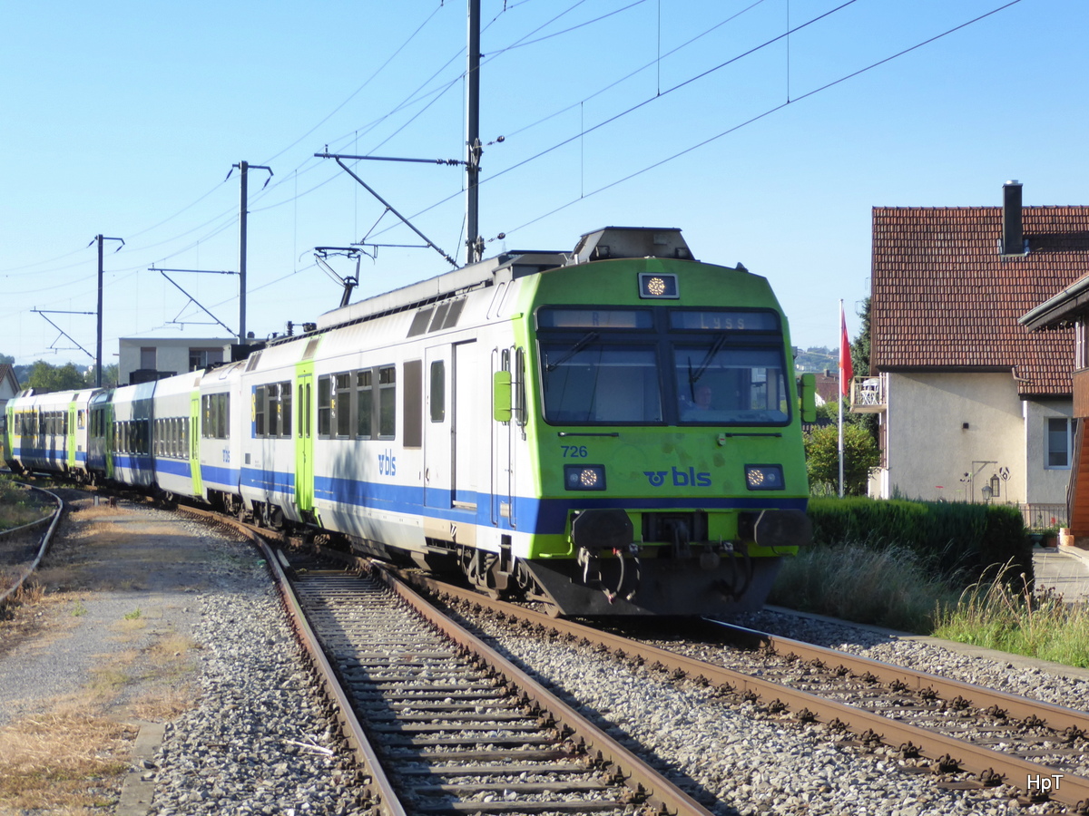 BLS - Regio nach Lyss bei der einfahrt in den Bahnhof von Kerzers am 25.08.2016 . ..Standort des Fotografen ausserhalb der Geleisanlage bei der Landi in Kerzers
