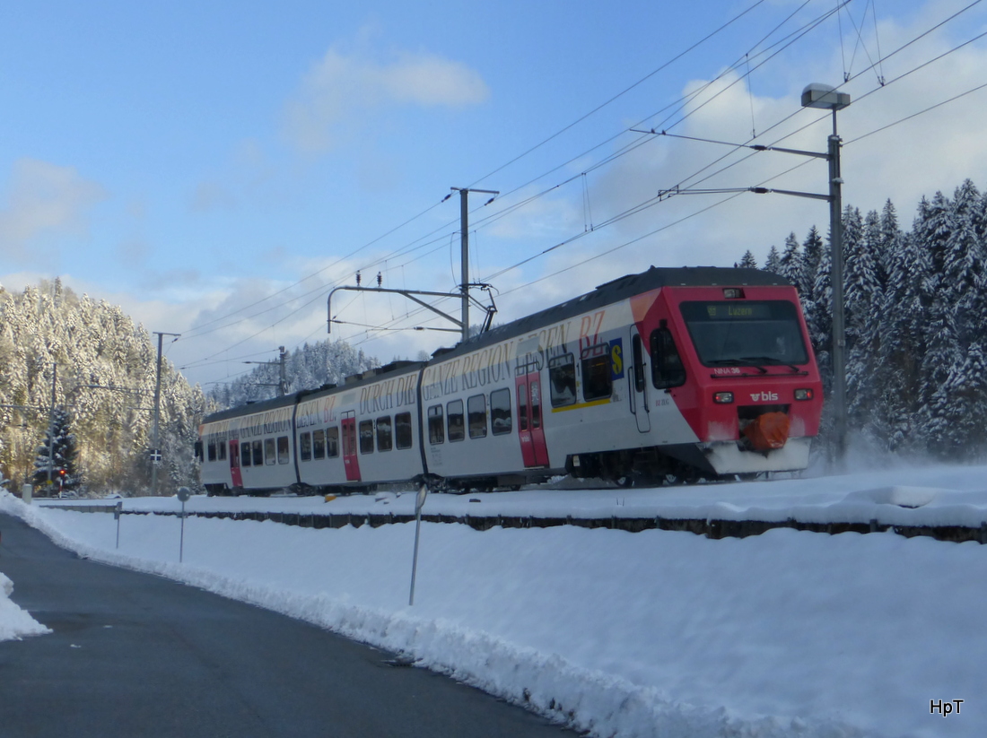 BLS - Regio nach mit dem Triebzug RABe 525 036-0 Luzern unterwegs bei Truebschachen am 25.01.2015