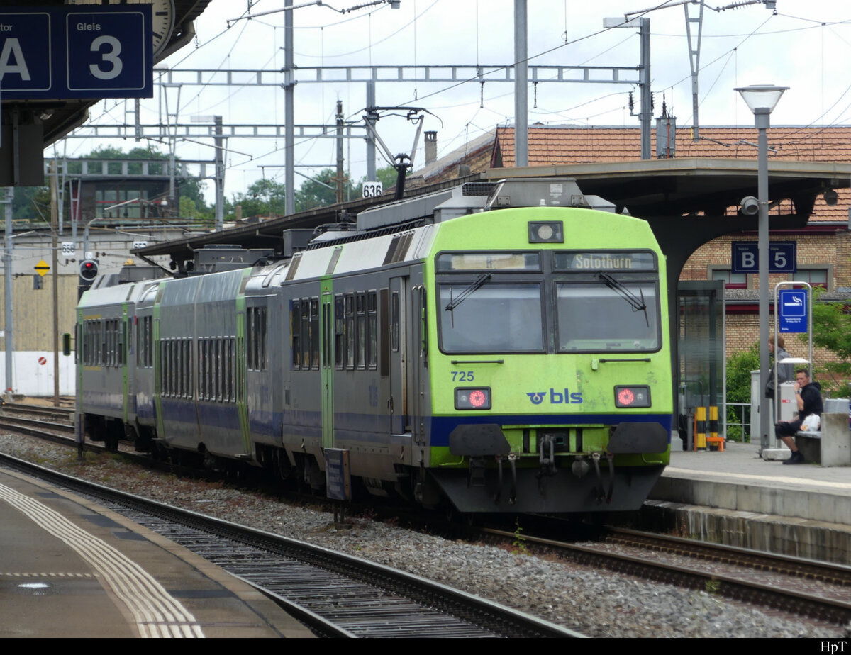 BLS - Regio nach Solothurn am Schluss Schiebend der Triebwagen 565 725-9 im Bahnhof Burgdorf am 05.06.2022
