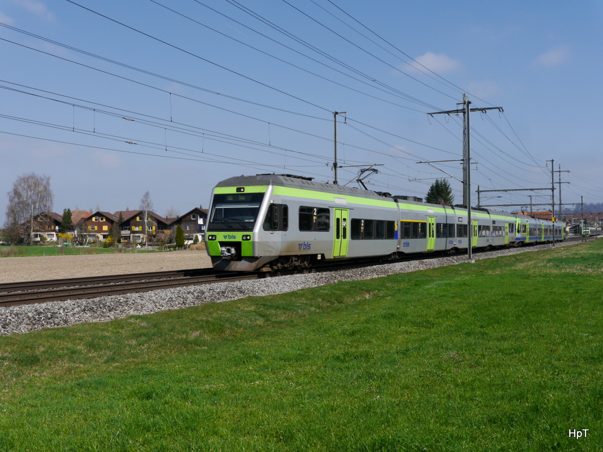 BLS - Regio nach Thun mit dem RABe 525 022 + 525 ... unterwegs bei Lyssach am 25.03.2017