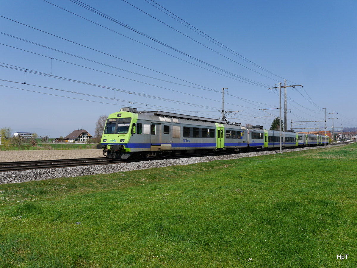 BLS - Regio nach Thun mit dem Triebwagen RBDe 4/4 565 741-6 unterwegs bei Lyssach am 25.03.2017