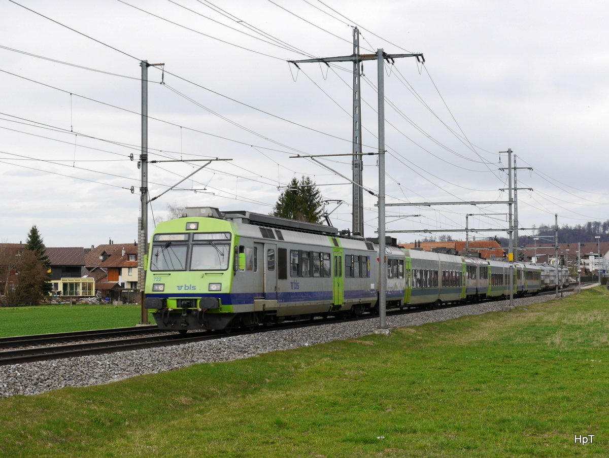 BLS - Regio nach Thun mit dem RBde 4/4 565 722 an der Spitze unterwegs bei Lyssach am 03.04.2018