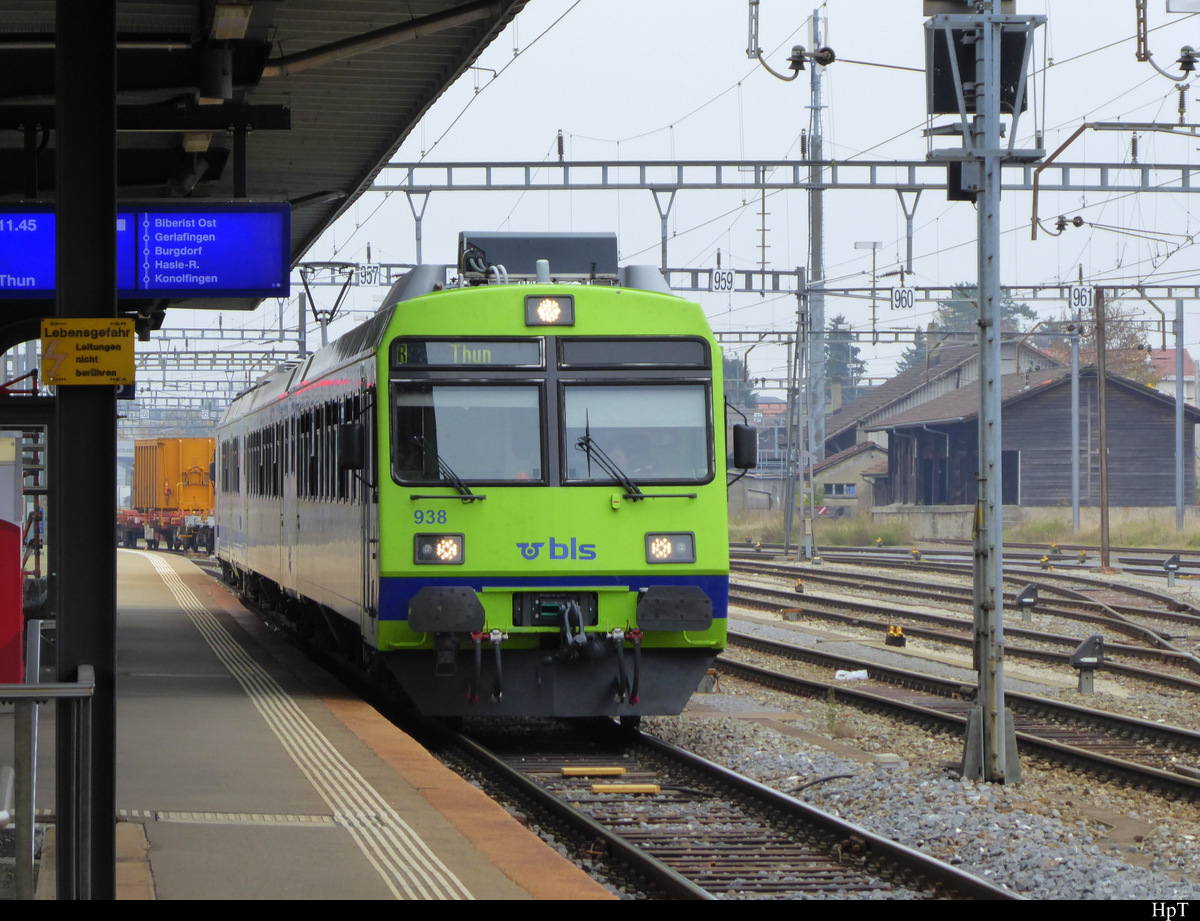 BLS - Regio nach Thun im Bahnhof Solothurn an der Front der Steurwagen ABt 50 85 80 35 938-0 unterwegs am 04.11.2018
