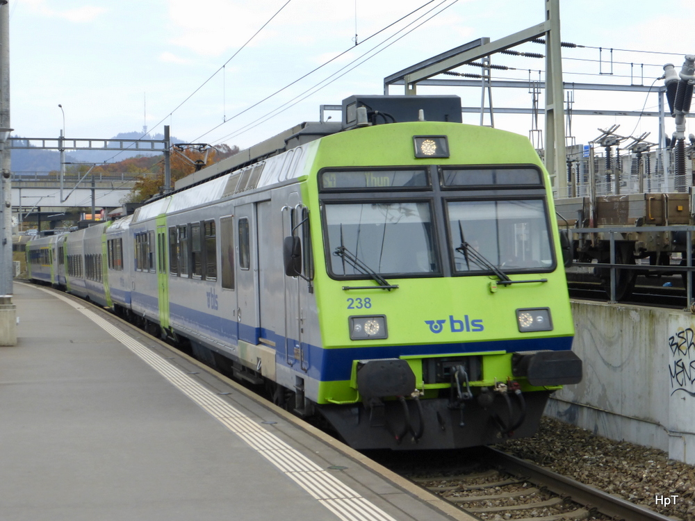 BLS - Regio nach Thun mit dem Triebwagen RBDe 4/4 566 238-2 an der Spitze bei der Haltestelle Bern Wankdorf am 09.11.2014