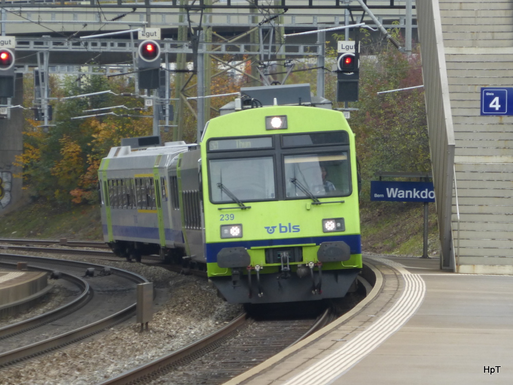 BLS - Regio nach Thun mit dem Triebwagen RBDe 4/4 566 239-0 an der Spitze bei der einfahrt in die Haltestelle Bern Wankdorf am 09.11.2014