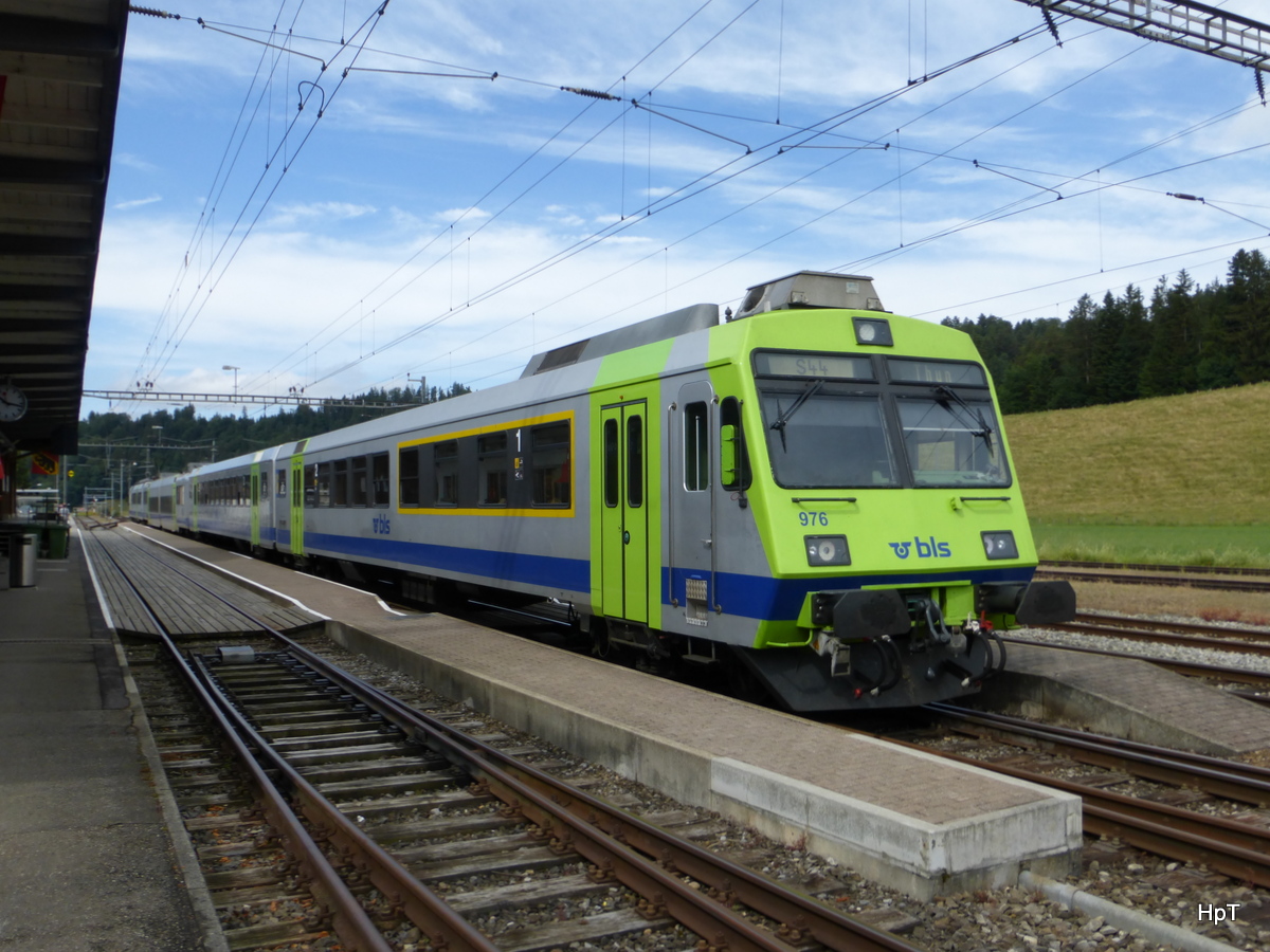 BLS - Regio nach Thun via Burgdorf - Bern im Bahnhof von Sumiswald-Grünen am 13.0.2015