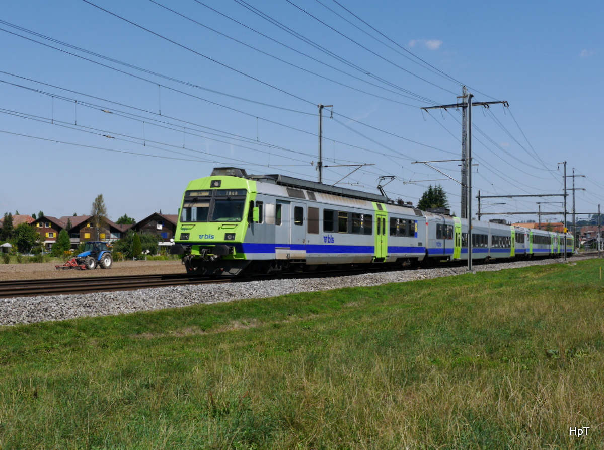 BLS - Regio nach Thun mit dem Triebwagen RBDe 4/4 565 721 an der Spitze unterwegs bei Lyssach am 22.08.2015