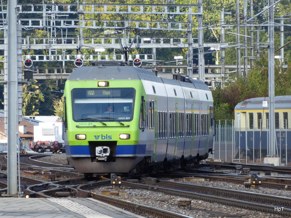 BLS - Regio nach Thun mit dem Triebwagen RABe 525 021-2 beim überqueren des Bahnhofsareal in Burgdorf  am 04.10.2015