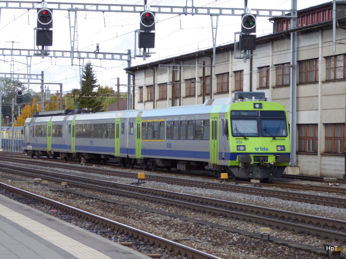 BLS - Regio nach Thun im Bahnhofsareal in Burgdorf am Schluss des Zuges der Steuerwagen ABt 50 85 80-35 934 am 04.10.2015