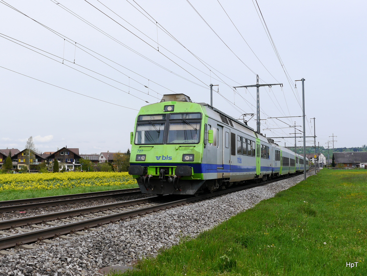 BLS - Regio nach Thun via Bern an der Spitze der Triebwagen RBDe 4/4 565 727-5 unterwegs bei Lyssach am 30.04.2016