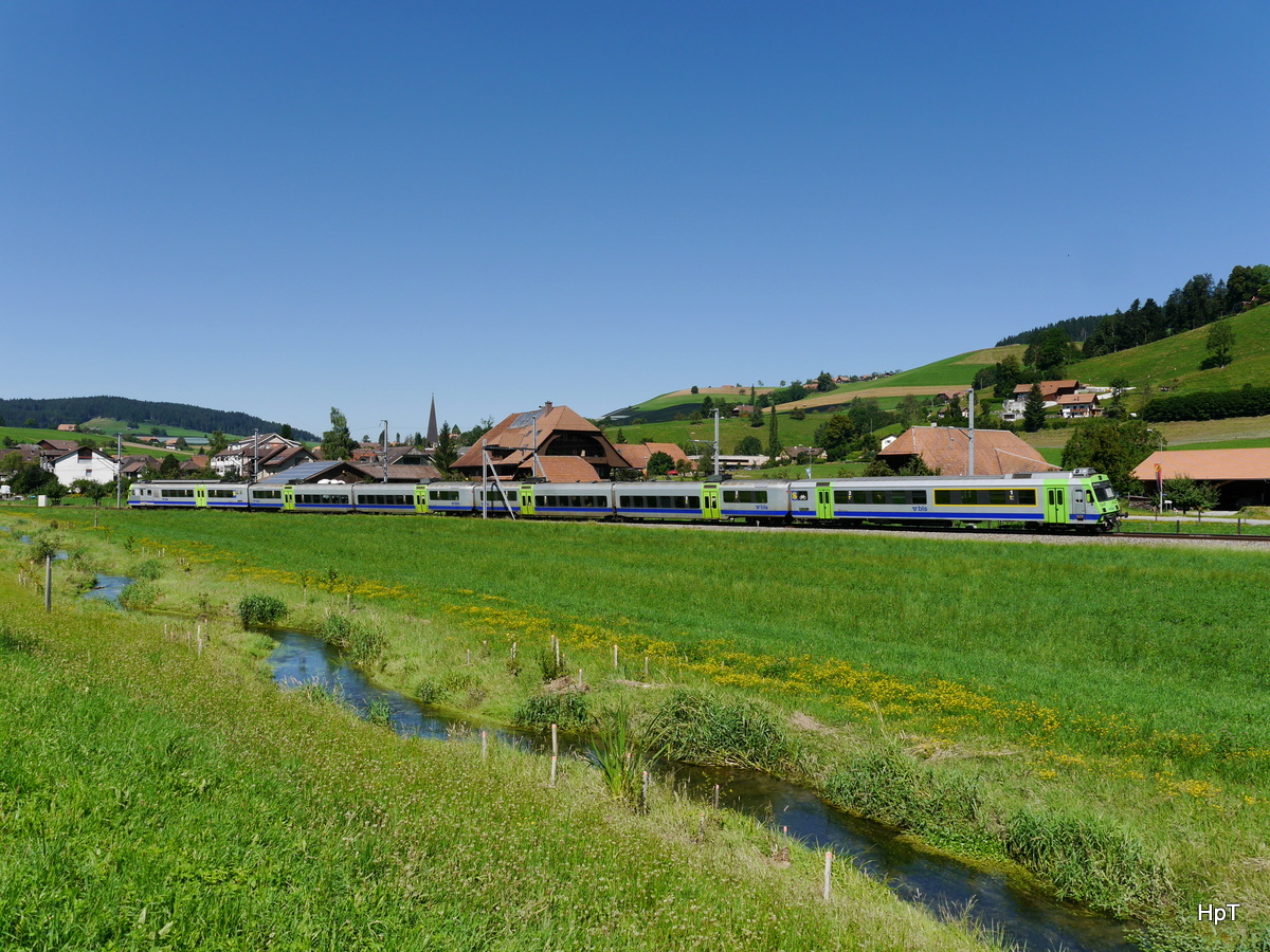 BLS - Regio in Richtung Bern unterwegs bei Zäziwil am 30.07.2016