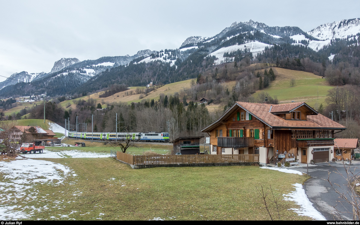 BLS RegioExpress Zweisimmen - Interlaken mit Re 420 504 (erkennbar am roten Spiegel) am 2. Januar 2018 bei Oey.