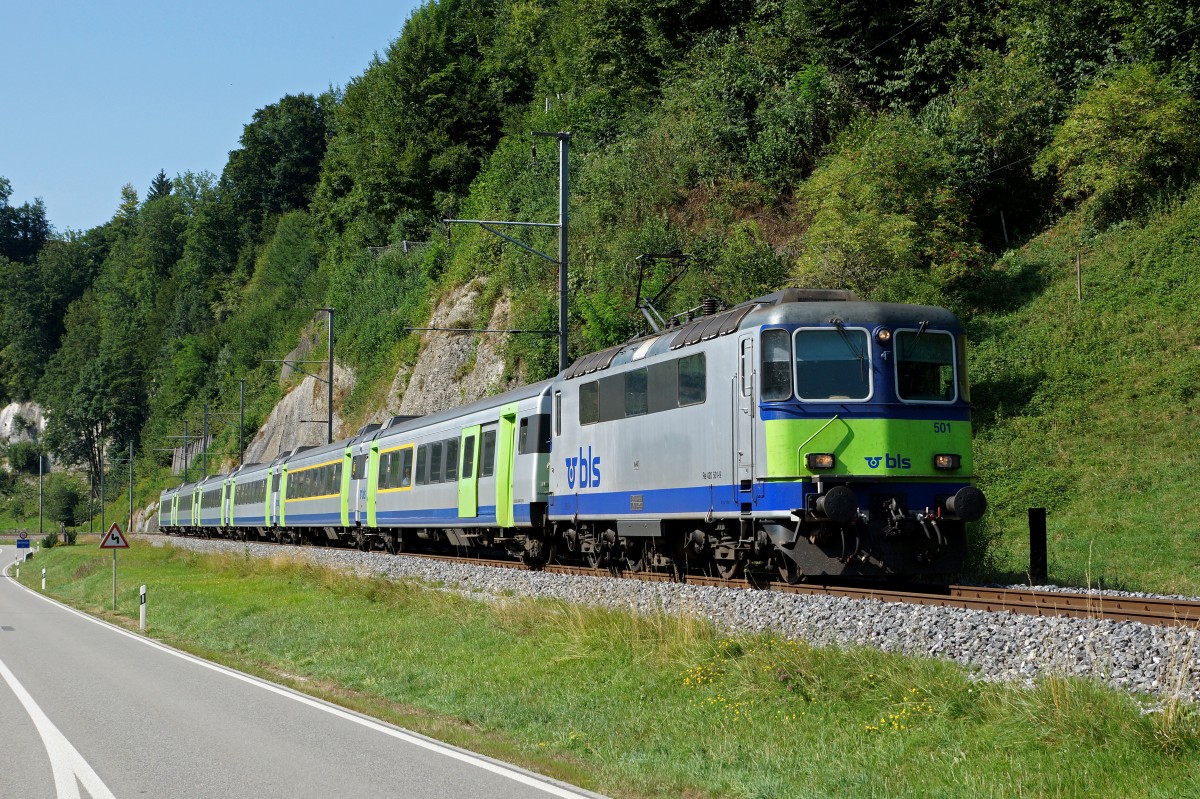 BLS: Regionalexpress Bern-Luzern mit Re 420 501 (ehemals SBB) bei Werthenstein am 6. August 2015. Ab dem Fahrplanwechsel 2015 sind diese Züge auf der Strecke Bern-Luzern Geschichte.
Foto: Walter Ruetsch