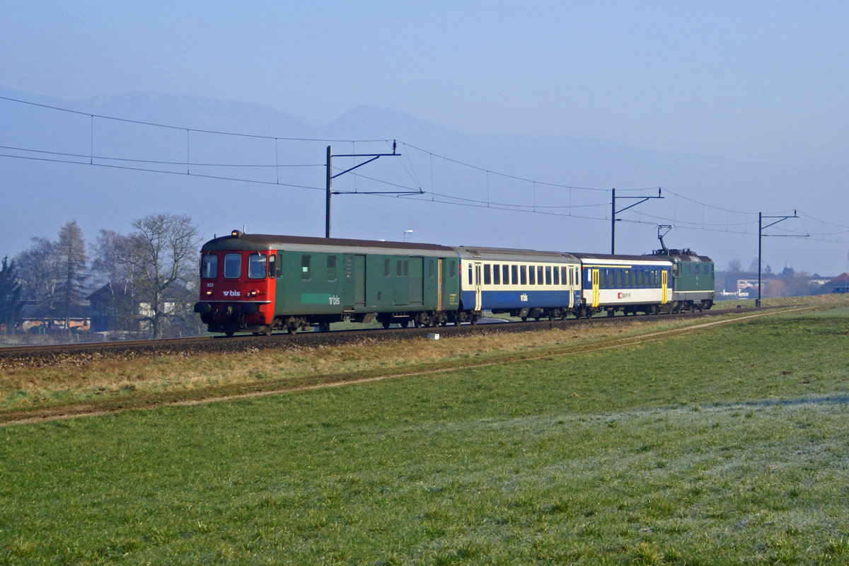 BLS Regionalzug bei Büren an der Aare mit der Re 4/4 II 505, ehemals SBB, am 20. Februar 2007.
Spezielle Beachtung gilt dem von der SBB angemieteten AB.
Foto: Walter Ruetsch