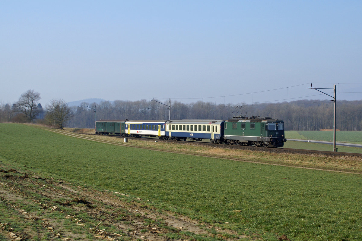 BLS Regionalzug bei Büren an der Aare mit der Re 4/4 II 508, ehemals SBB Re 4/4 II 11102, am 20. Februar 2007.
Spezielle Beachtung gilt dem von der SBB angemieteten AB.
Foto: Walter Ruetsch