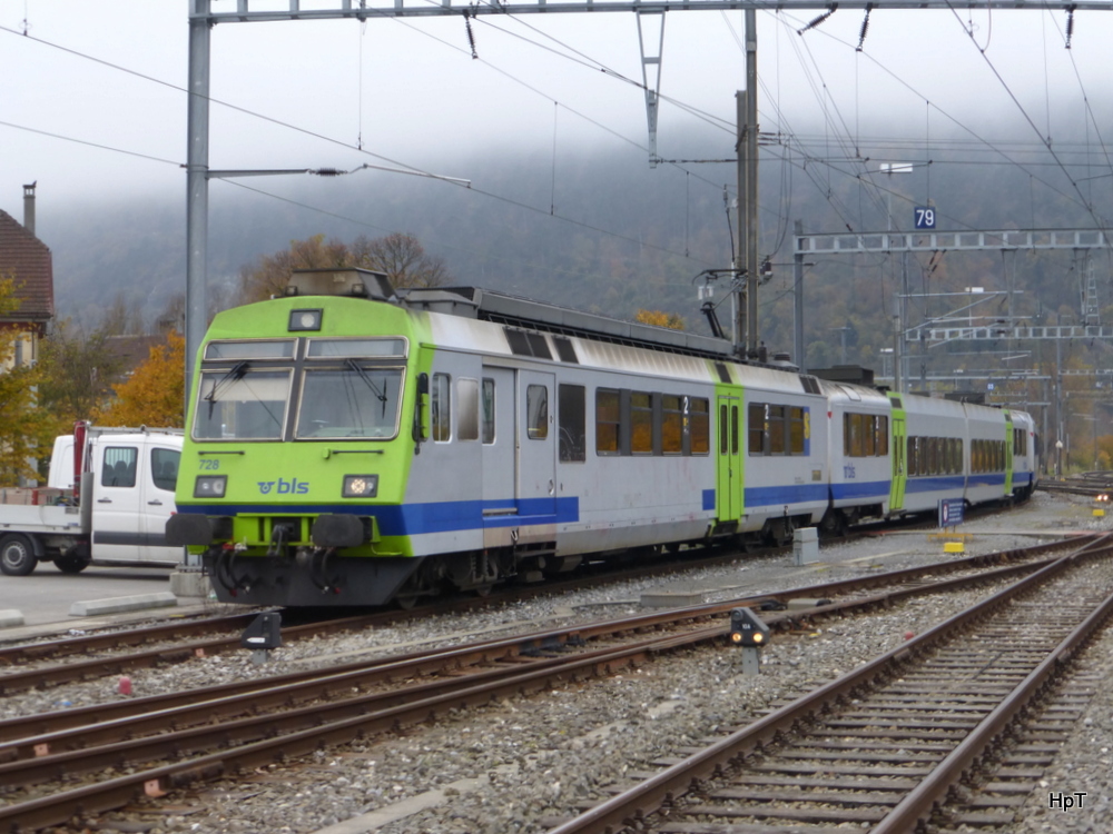 bls - Reserve Pendelzug an der Spitze der Triebwagen RBDe 4/4 565 728-3 im Bahnhof Biel am 09.11.2014