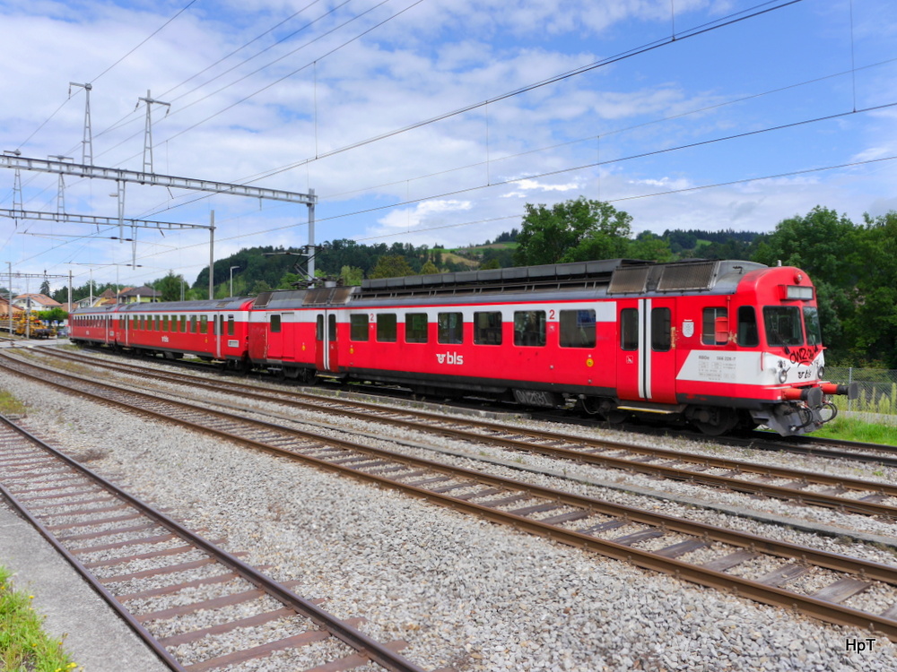 BLS - Reserve Pendelzug mit dem Triebwagen RBDe 4/4 566 226-7 abgestellt im Bahnhofsareal in Hasle - Rüegsau am 09.08.2014