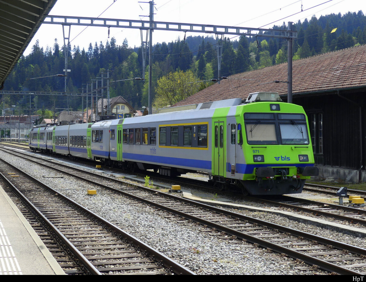 BLS - Reserve Zug  mit dem Steuerwagen  ABt  50 85 80-35 971-1 an der Spitze abgestellt im Bahnhofsareal von Langnau am 04.05.2022
