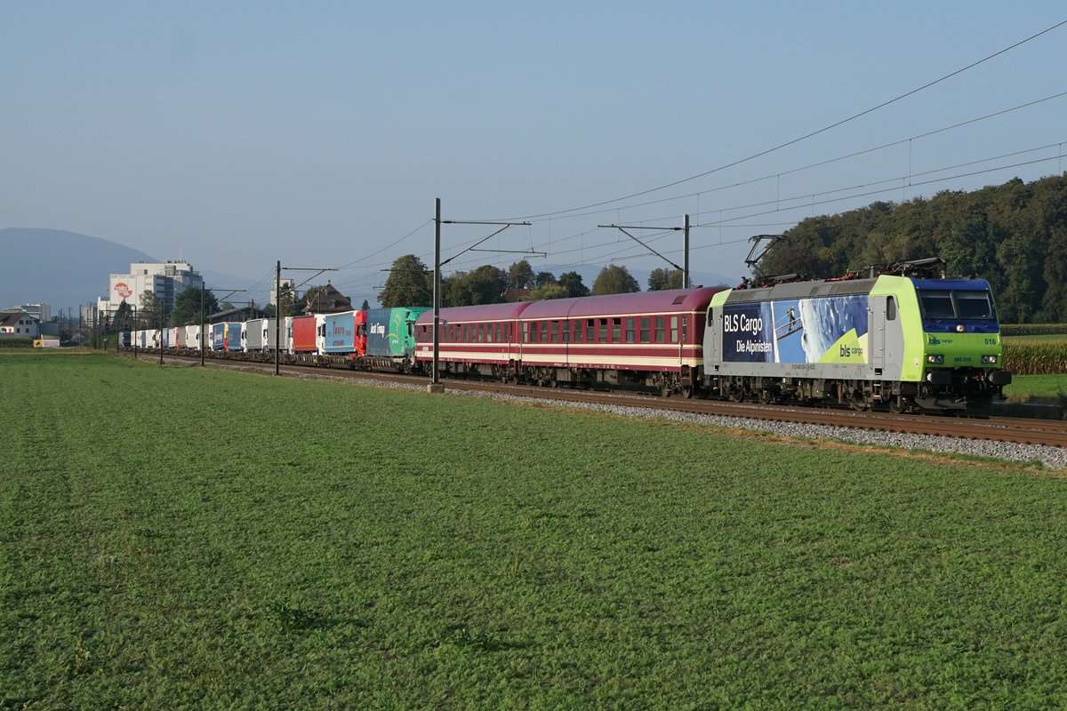 BLS ROLA mit der Re 485 016 bei Herzogenbuchsee am 18. September 2020.
Wegen den Corona-Abständen für die Lastwagen-Chauffeure wurden zusätzliche Begleitwagen angemietet.
Foto: Walter Ruetsch