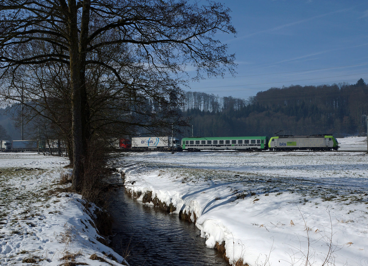 BLS: RoLa-Zug mit einer Re 485 bei Bettenhausen unterwegs am 28. Januar 2017.
Foto: Walter Ruetsch