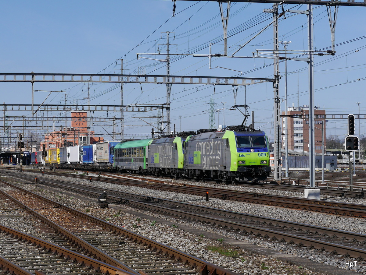 BLS - Rolla mit 485 009-8 + 485 ... bei der durchfahrt im Bahnhof Muttenz am 10.03.2017