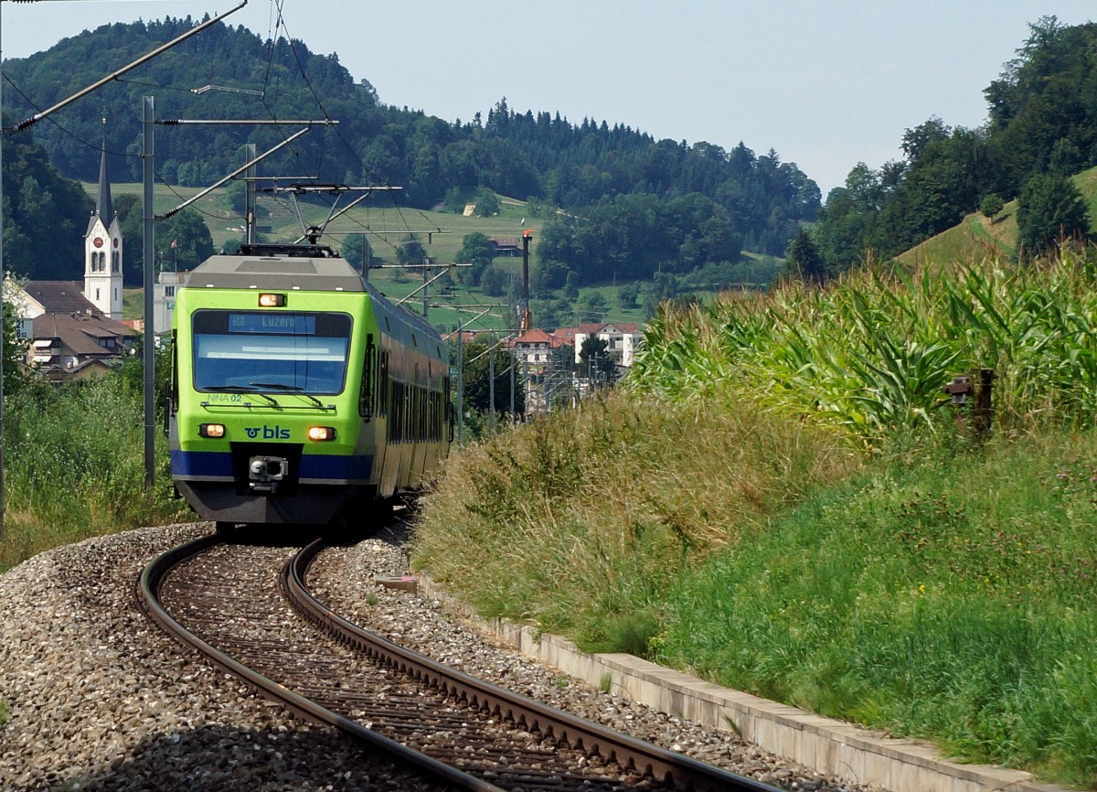 BLS: S 6 nach Luzern mit RABe 525 002 NINA bei Menznau am 6. Augst 2015.
Foto: Walter Ruetsch