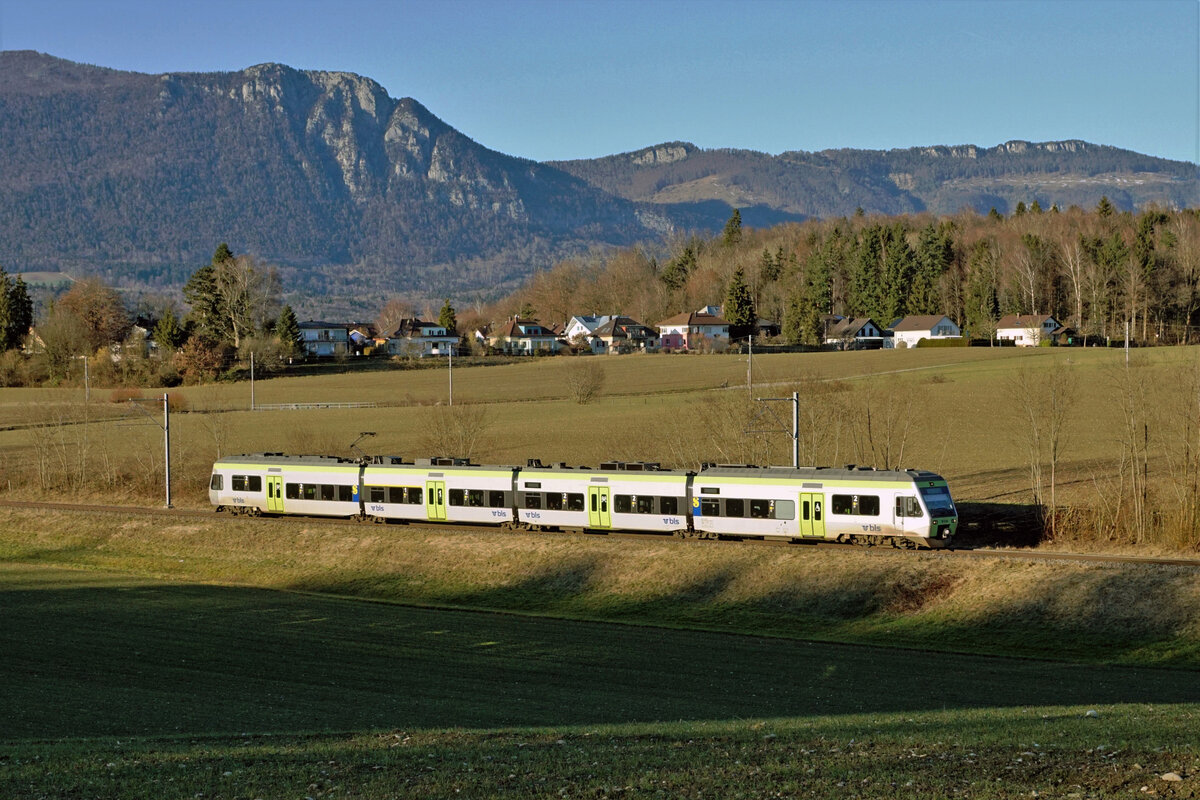 BLS S-Bahn 44 Richtung Thun mit RABe 525  NINA  bei Biberist am 5. Februar 2022.
Foto: Walter Ruetsch