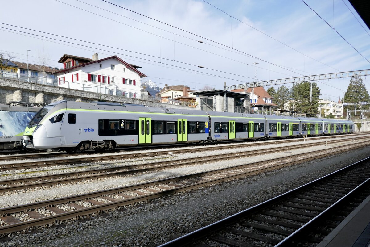 BLS 'S-Bahn' MIKA TABe 528 202 die am 16.3.23 in Spiez steht.