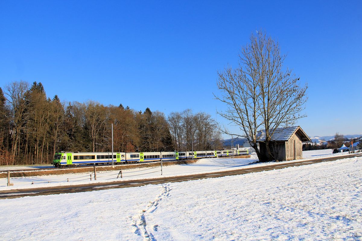 BLS S-Bahnzug auf der Strecke Langnau-Burgdorf durchs Emmental: Diese NPZ-Züge sind unterschiedlich zusammengesetzt, hier mit zwei  Jumbo -Doppelwagen und einem Zusatzmodul hinten; sie fahren ab Burgdorf weiter via Bern, Belp nach Thun. Bei Lützelflüh, 6.Januar 2017.  