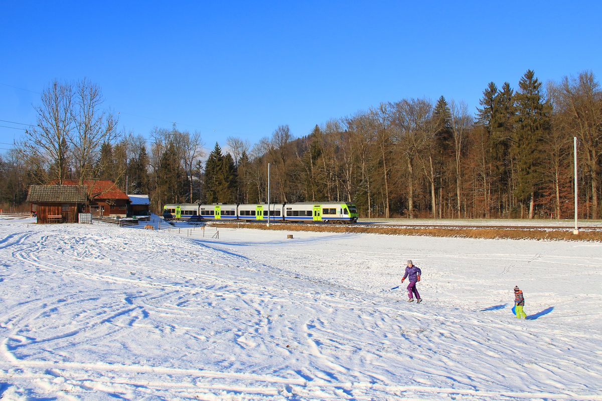 BLS S-Bahnzug auf der Strecke Langnau-Burgdorf durchs Emmental: ein vierteiliger NINA-Zug, der nicht nach Langnau, sondern nach Sumiswald durchfährt. 6.Januar 2017.  