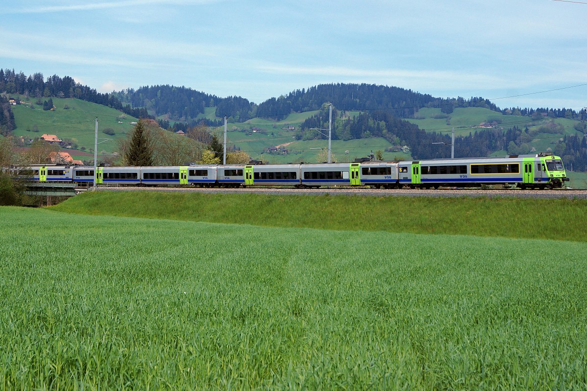 BLS: S2 Laupen BE–Bern–Konolfingen–Langnau im Emmental bestehend aus einem RBDe 565 Pendel mit zwei  JUMBO WAGEN  (entstanden aus alten vierachsigen SBB Personenwagen) kurz vor Langnau im Emmental unterwegs am 29. April 2015.
Foto: Walter Ruetsch