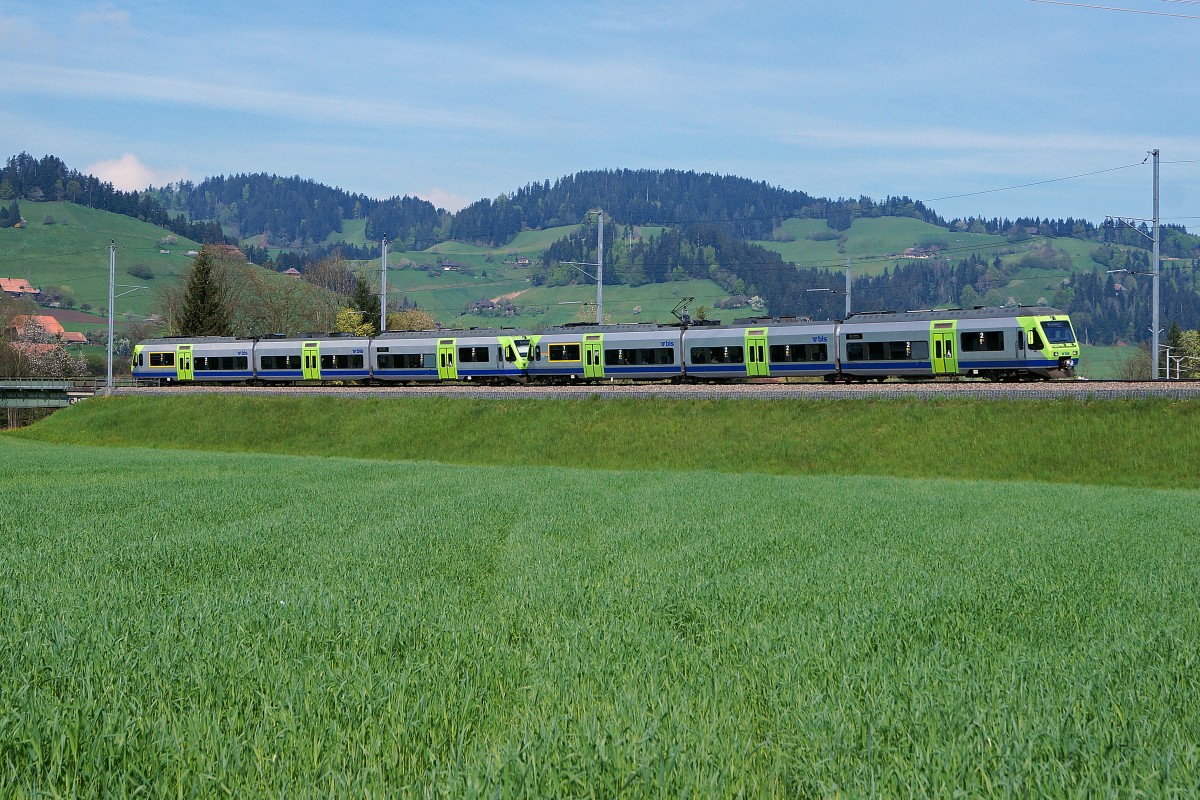 BLS: S2 Laupen BE–Bern–Konolfingen–Langnau im Emmental bestehend aus einer Doppeltraktion RABe 525  NINA  kurz vor Langnau im Emmental unterwegs am 29. April 2015.
Foto: Walter Ruetsch