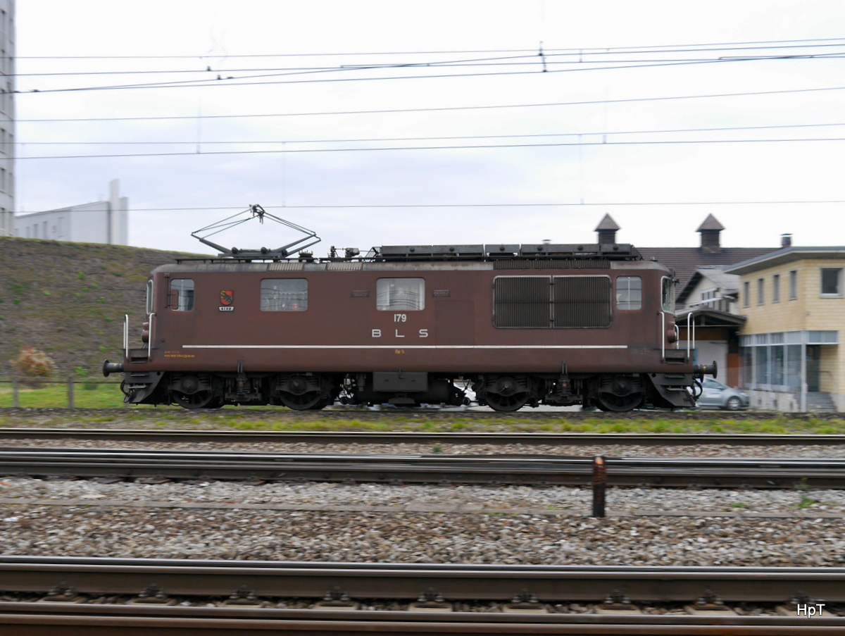 BLS - Schnappschuss der Re 4/4 179 als Lokzug unterwegs in Prattelen am 20.11.2017