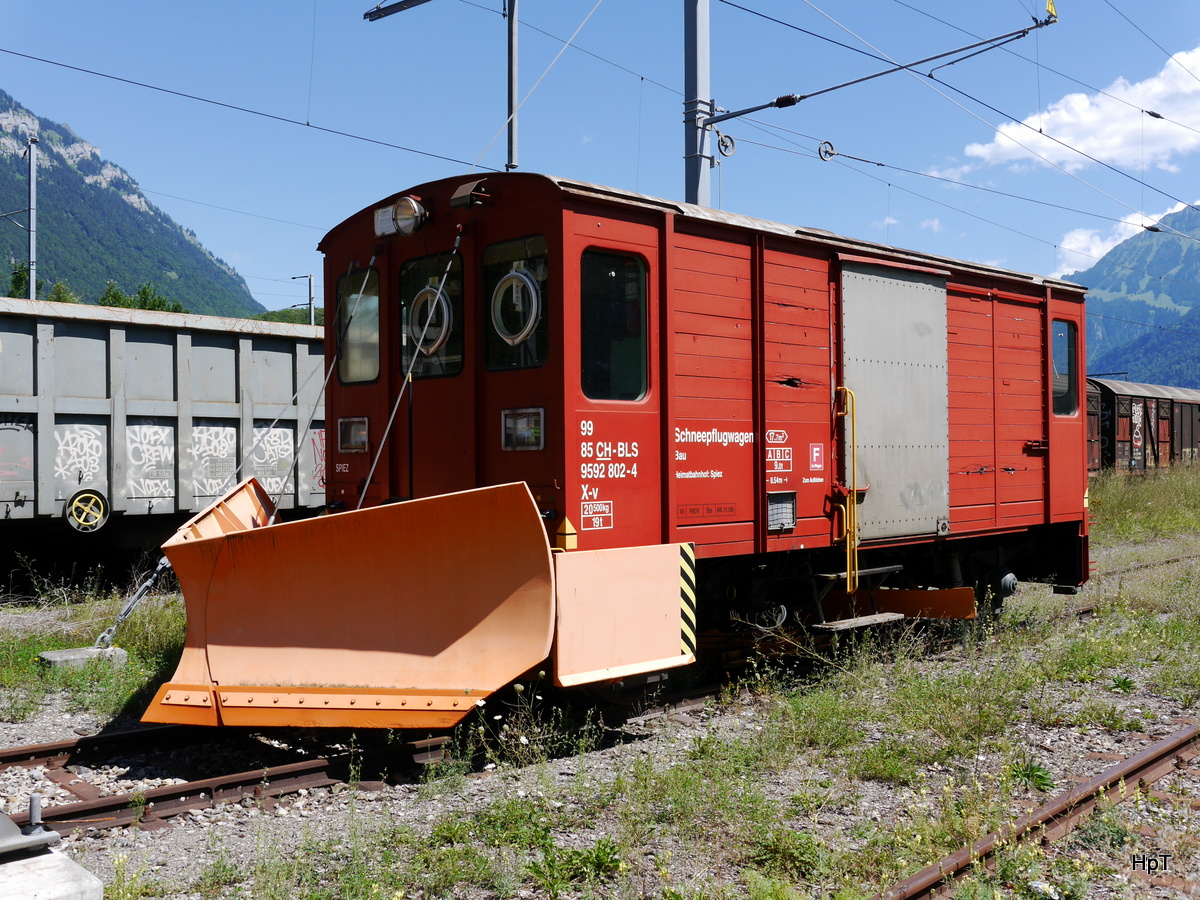 BLS - Schneepflugwagen X-V 99 85 9592 802-4 abgestellt im Güterbahnhof von Interlaken Ost am 05.08.2017