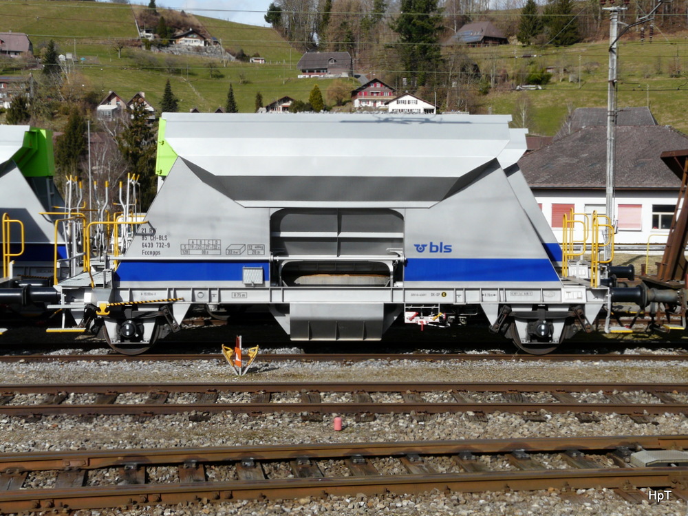 BLS - Schotterwagen Fccnpps  21 85 634 9 732-9 in Huttwil am 22.02.2014