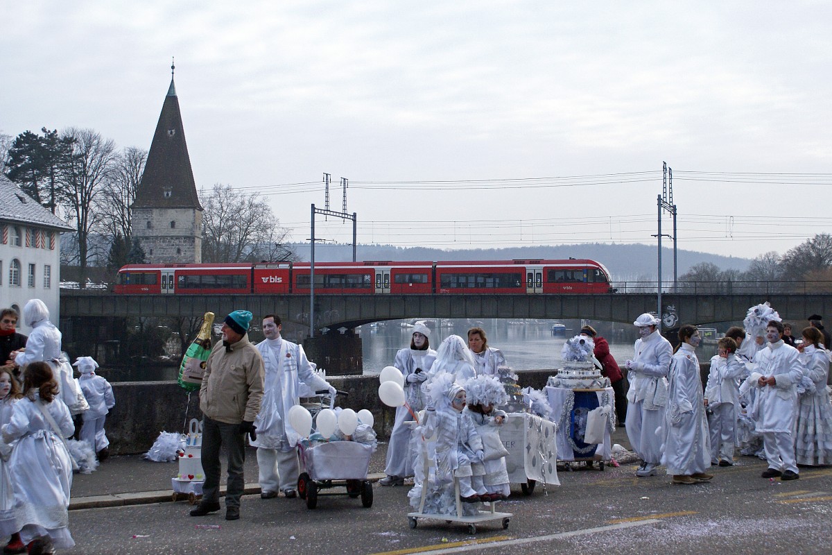BLS: SOLOTHURNER FASNACHT 2010. Der damals noch im Dienste der BLS gestandene rote RABe 525 280-286 wurde am 16. Februar 2010 beim Passieren der Aarebrücke Solothurn von den Fasnächtlern kaum beachtet.
Foto: Walter Ruetsch 