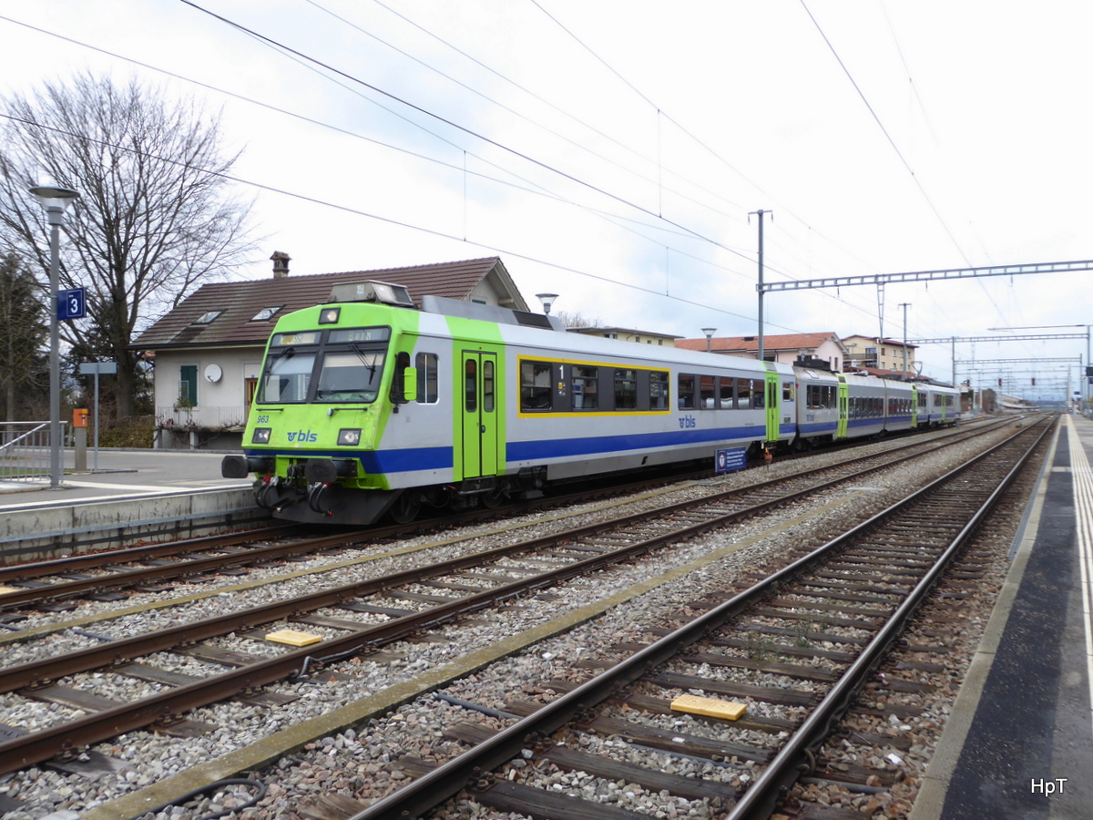 BLS - Steuerwagen ABt 50 85 80-35 963-8 an der Spitze eines Regio nach Bern im Bahnhof von Kerzers am 28.01.2018