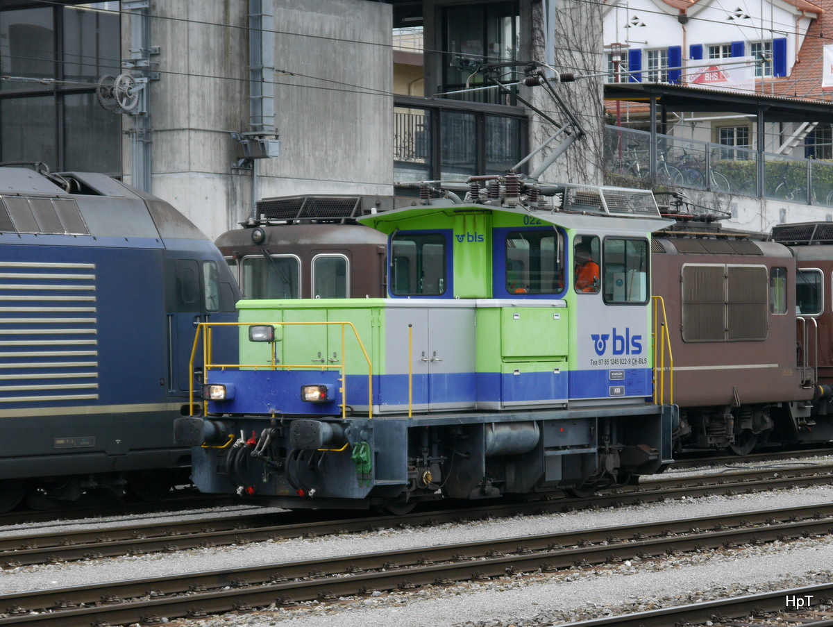 BLS - Tea 2/2 245 022-9 unterwegs im Bahnhofsareal in Spiez am 25.02.2018