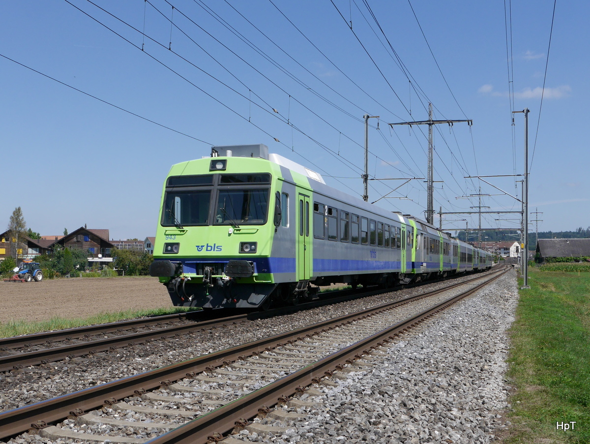 BLS - Testzug mit Steuerwagen ABt und 2 B-Jumbo und Triebwagen RBDe 4/4 und am Schluss den Steuerwagen Bt 50 85 80-35 943-0 unterwegs bei Lyssach am 22.08.2015