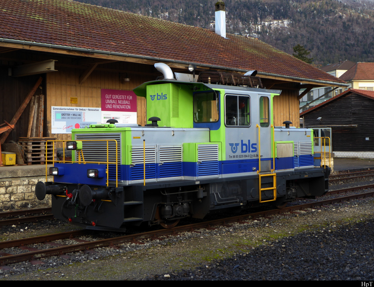 BLS - Tm 2/2  98 85 5 235 094-8 abgestellt im Bahnhof von Grenchen Nord am 13.12.2020