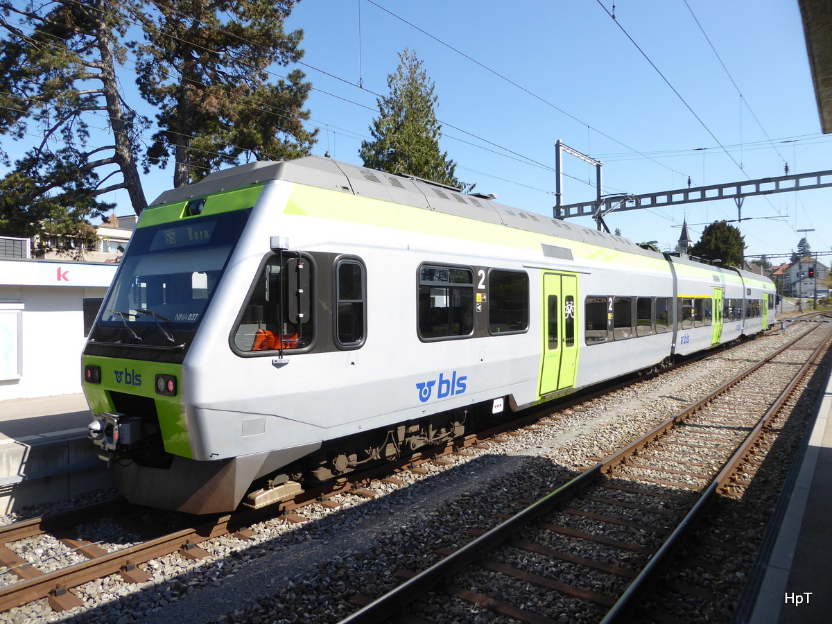 BLS - Triebwagen RABe 525 037-8 in Murten am 22.04.2017