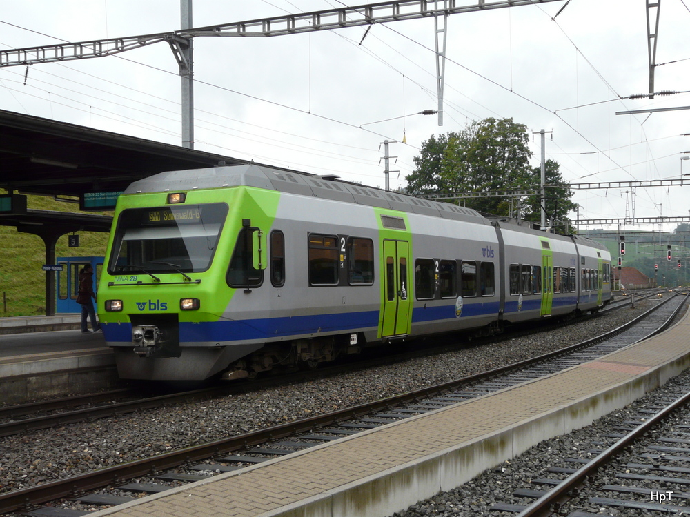 BLS - Triebwagen RABe 525 028-0 im Bahnhof Hasle-Resau am 10.09.2013