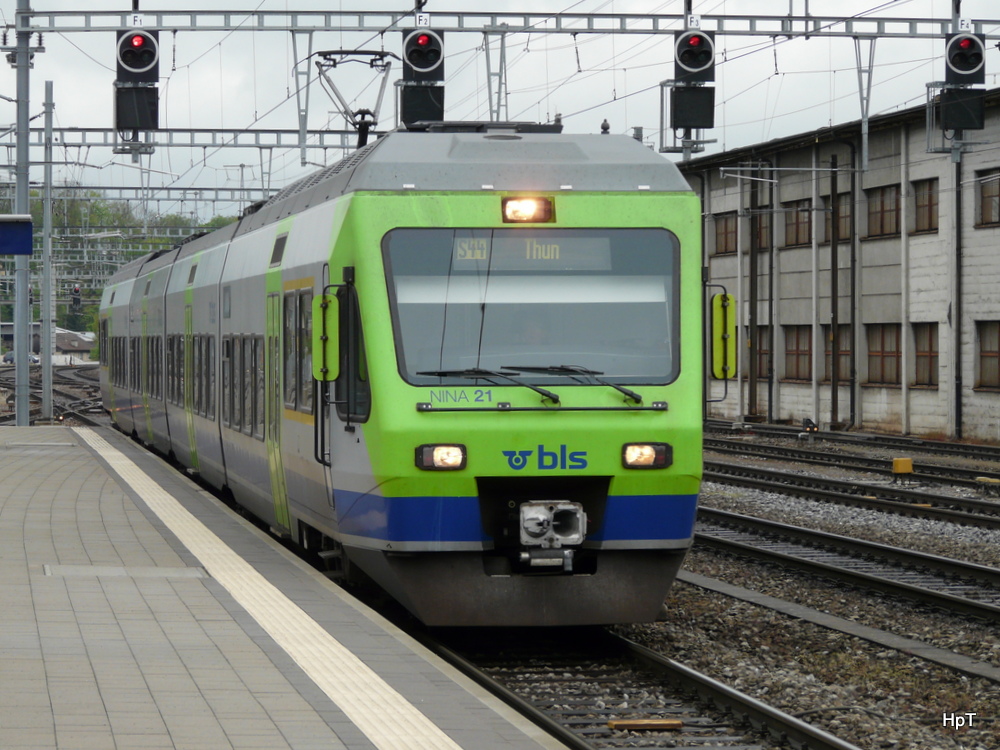 BLS - Triebwagen RABe 525 021-2 bei der einfahrt im Bahnhof Burgdorf am 01.05.2014