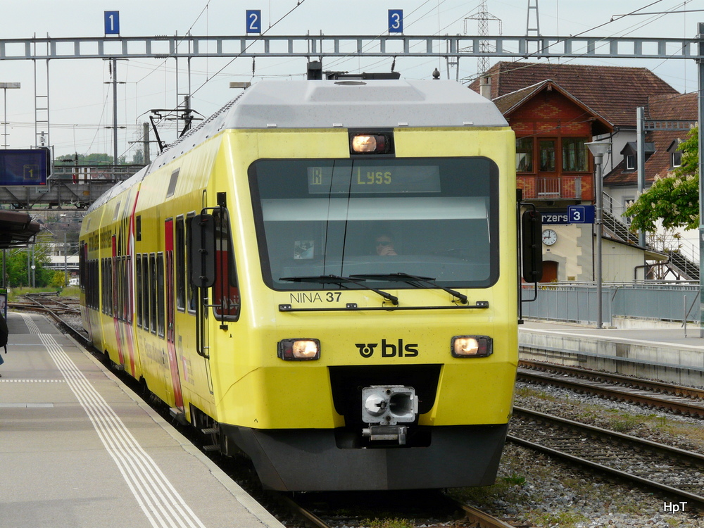 BLS - Triebwagen RABe 525 037-8 im Bahnhof Kerzers am 06.05.2014