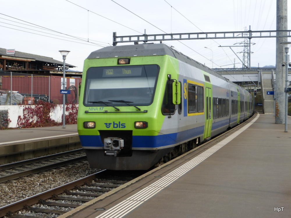 BLS - Triebwagen RABe 525 017-0 bei der einfahrt in der Haltestelle Bern Wankdorf am 09.11.2014