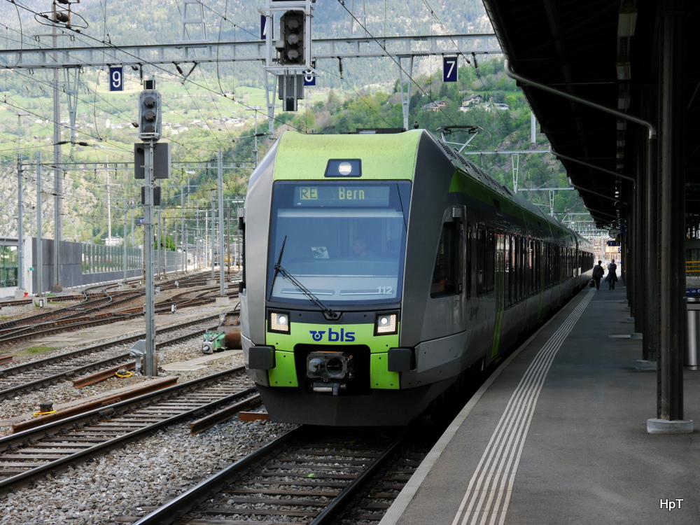 BLS - Triebwagen RABe 535 112 + RAE 535 119 als RE nach Bern im Bahnhof Brig am 26.04.2014